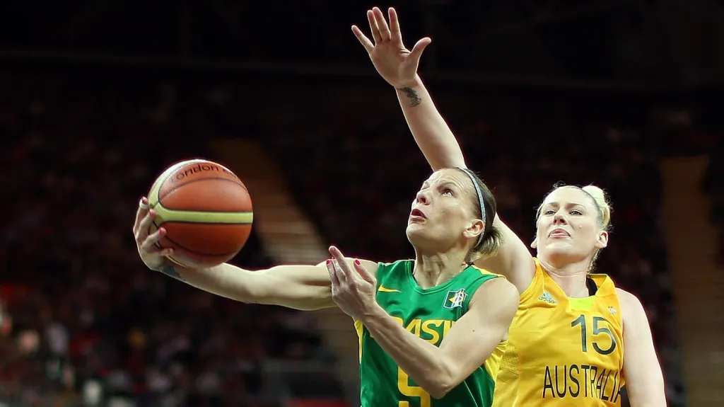 Lauren Jackson s číslem 15 brání brazilské Karlou Costa