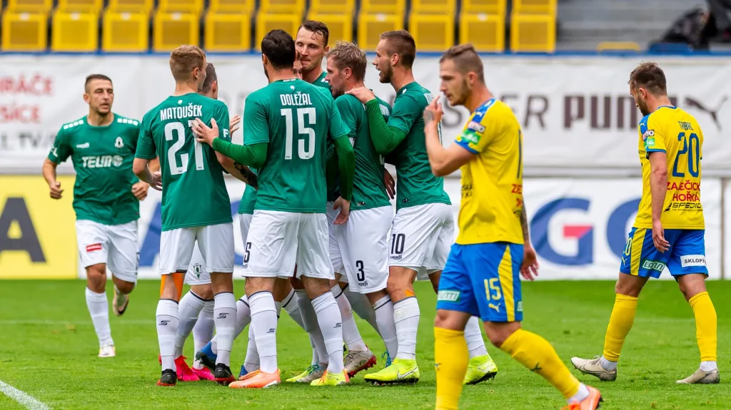 Fotbalisté Jablonce slaví gól proti Teplicím