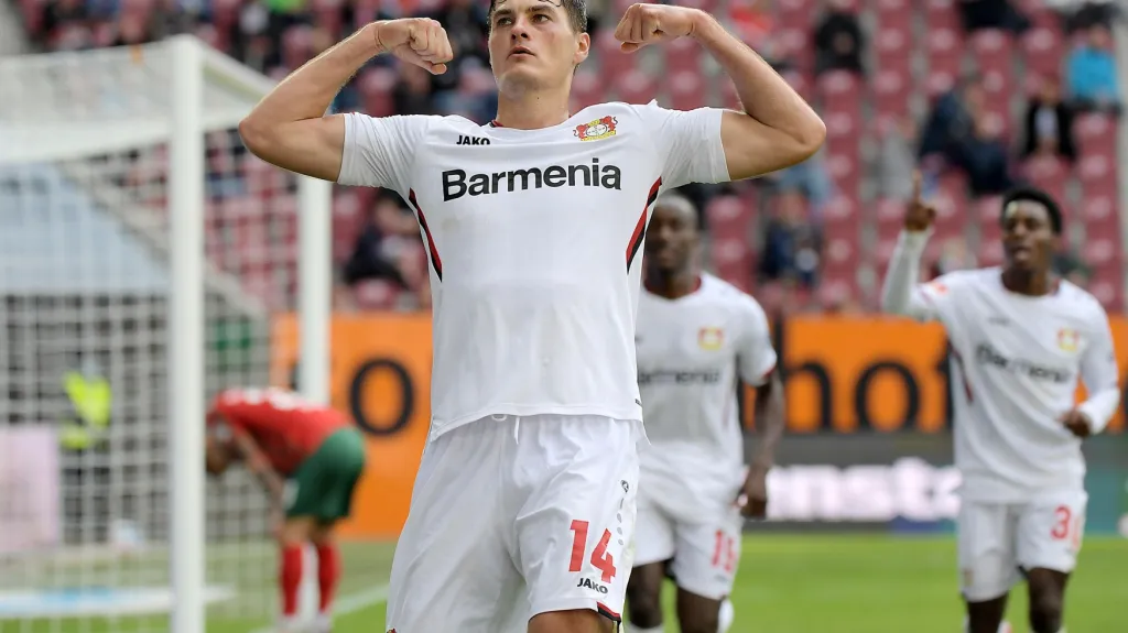 Patrik Schick se raduje z gólu v síti Augsburgu