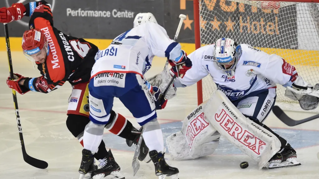 Hradecký útočník Lukáš Cingel bojuje před brankou gólmana Komety Marka Čiliaka