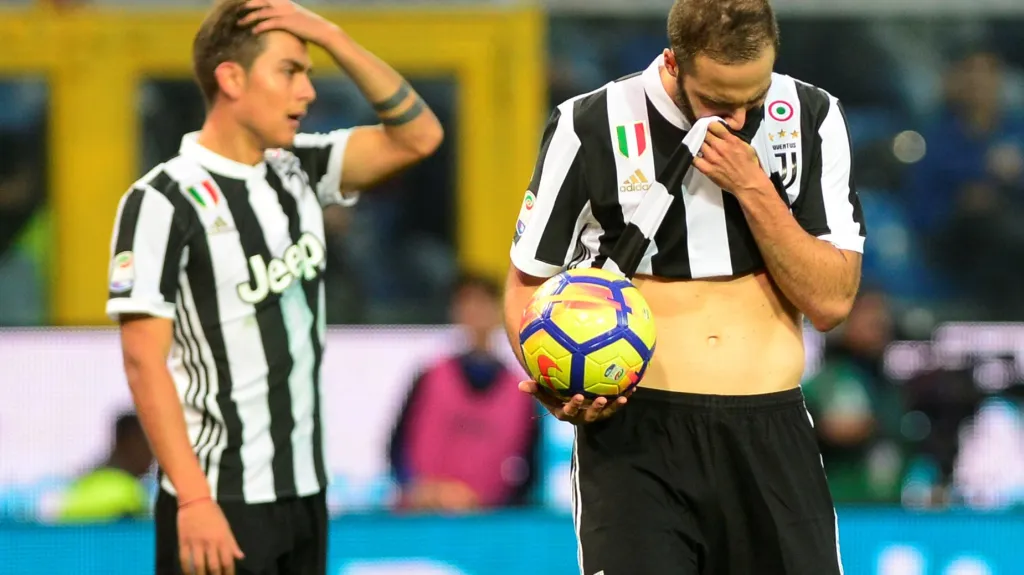 Zklamaný Paolo Dybala a Gonzalo Higuaín z Juventusu