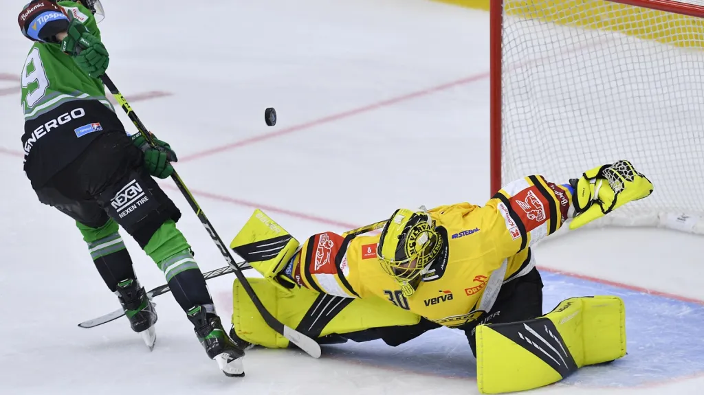 David Šťastný překonává litvínovského brankáře Denise Godlu