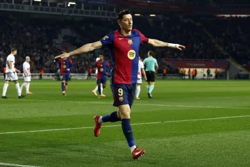 Robert Lewandowski z Barcelony oslavuje gól v La Lize