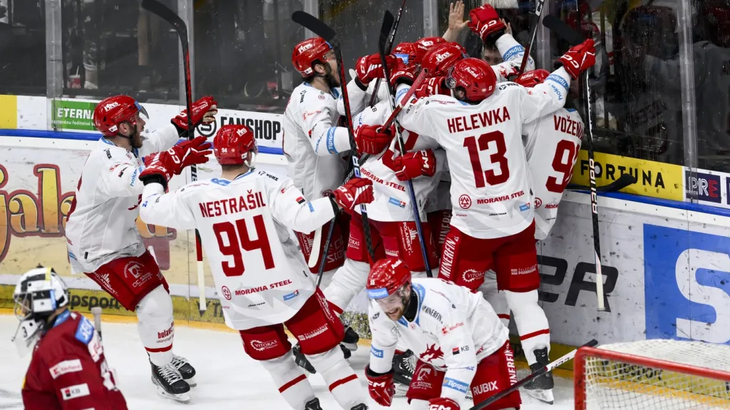 Třinečtí hokejisté se radují z výhry v sedmém utkání semifinálové série proti Spartě
