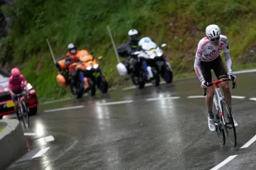 Ben O'Connor odjíždí Sergiu Higuitovi