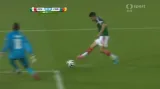 Šance v utkání Mexiko - Kamerun: Peralta sám před Itandjem (47. min.)