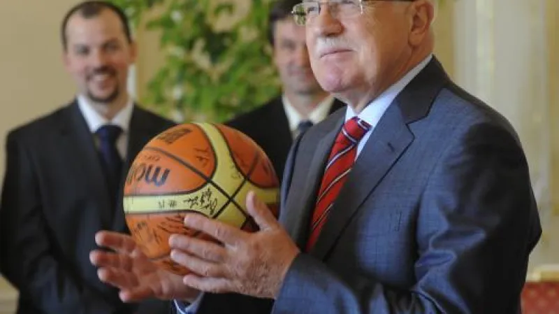 Prezident Václav Klaus dostal od stříbrného družstva basketbalistek podepsaný míč