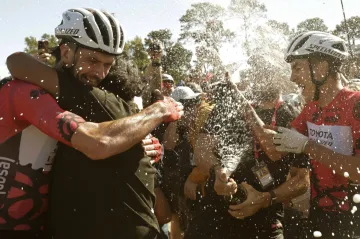 Matthew Beers a Tristan Nortje slaví vítězství v Cape Epic