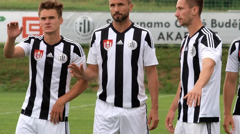 Tomáš Sivok (uprostřed) v dresu Českých Budějovic