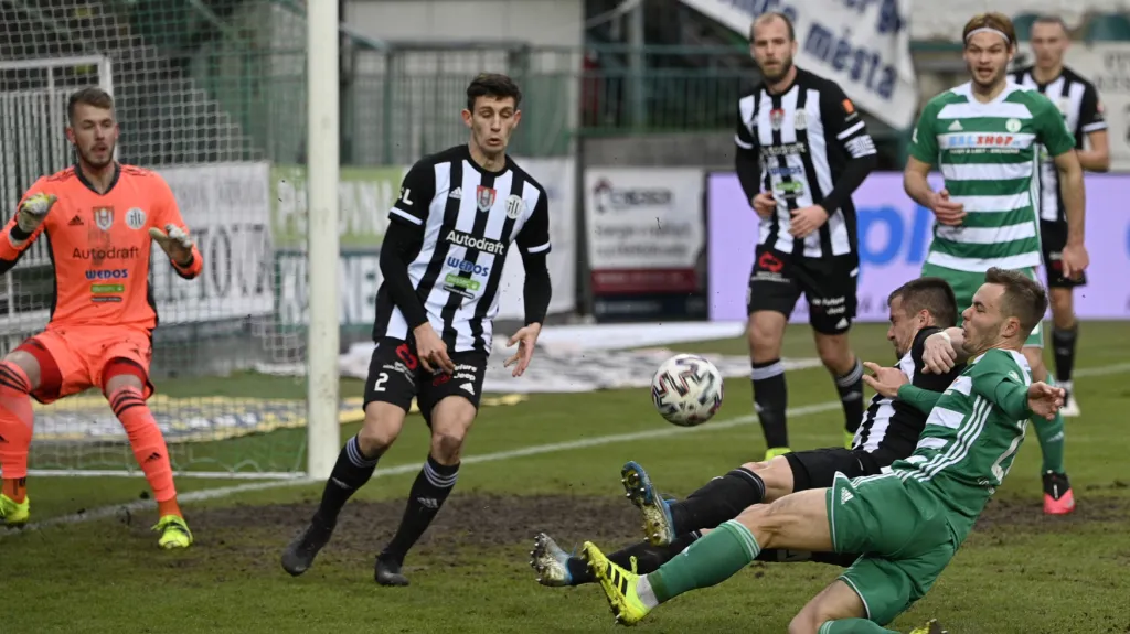 Souboj o míč v utkání Bohemians 1905 – České Budějovice