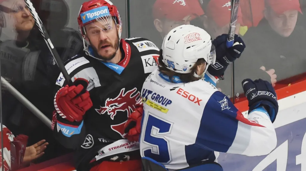 Lukáš Krajíček z Třince (vlevo) v zápase proti Kometě Brno