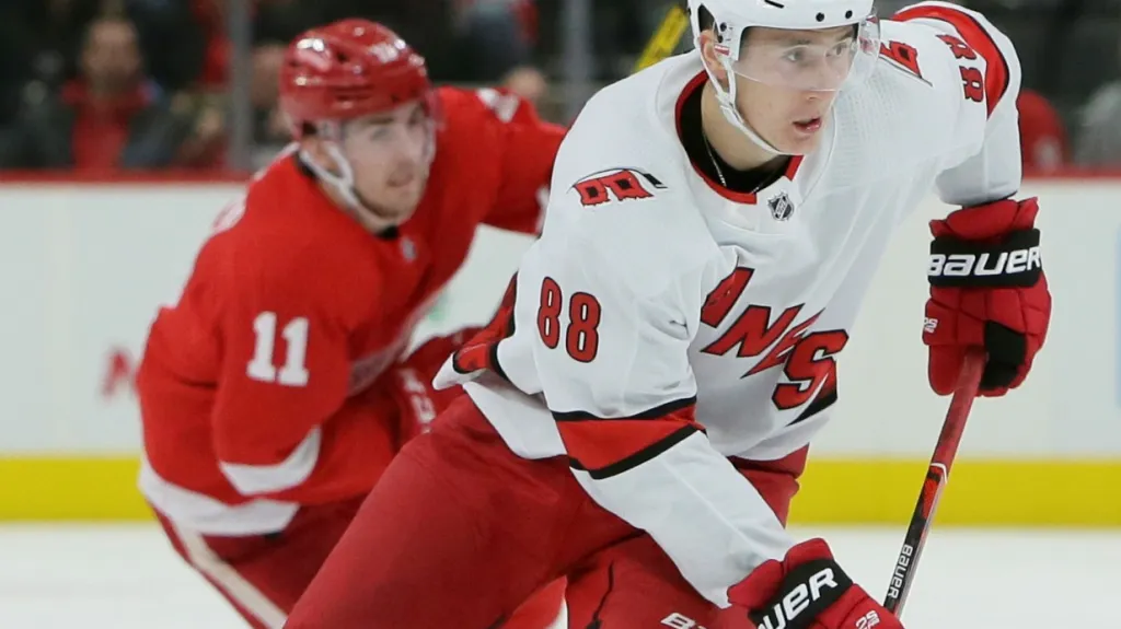 Martin Nečas z Caroliny a Filip Zadina (vzadu) z Detroitu proti sobě nastoupili poprvé v NHL