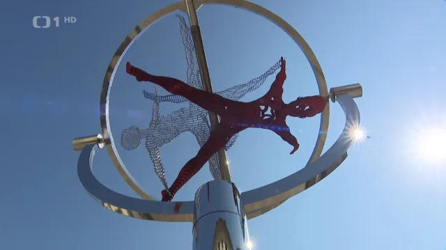 Lidé si mohou prohlédnout sochu Čáslavské před Tyršovým domem