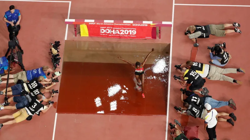 Beatrice Chepkoechová ve vodním příkopu v obležení fotografů