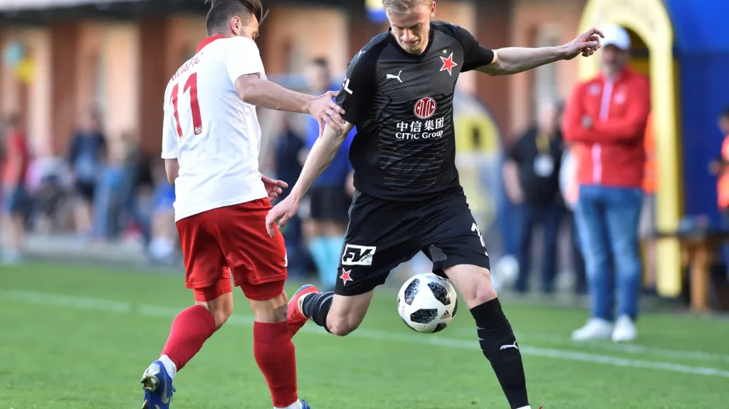 Jaroslav Zelený ze Slavie (vlevo) se snaží prosadit v zápase se Zlínem