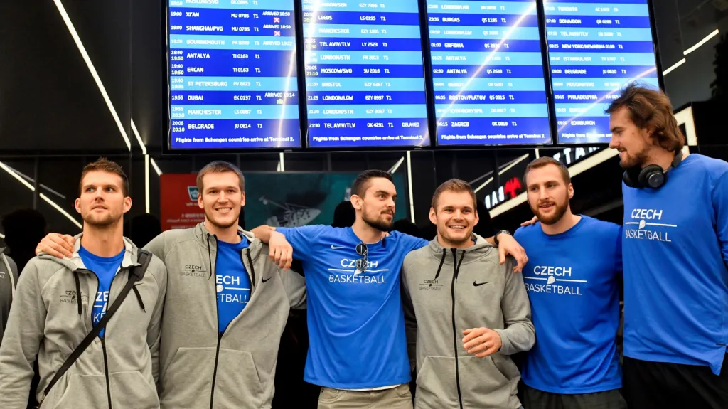 Čeští basketbalisté na letišti po návratu z mistrovství světa
