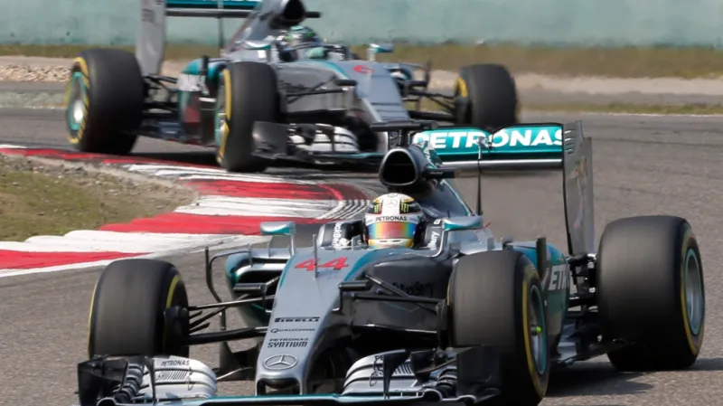 Lewis Hamilton (vpředu) před kolegou Nicem Rosbergem při Velké ceně Číny