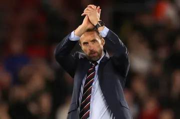 Trenér Anglie Gareth Southgate děkuje fanouškům po utkání s Kosovem