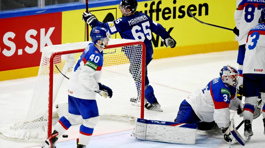 Sakari Manninen z Finska dává vítěznou branku proti Slovensku