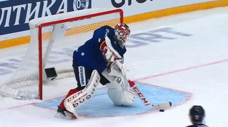 Moment utkání Finsko – Švédsko: Gólman Tuohimaa se trefil do prázdné brány