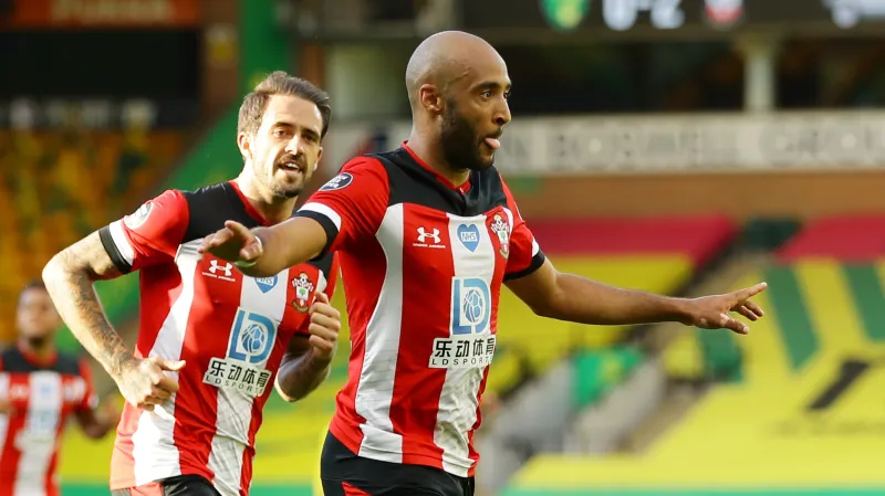 Fotbalisté Southamptonu oslavují gól