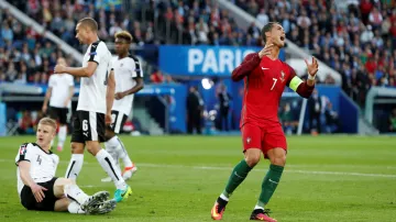 Nespokojený Portugalec Cristiano Ronaldo po promarněné šanci proti Rakousku
