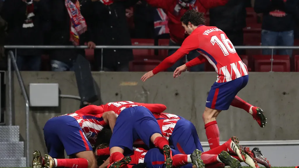 Fotbalisté Atlética Madrid se radují z vítězného gólu