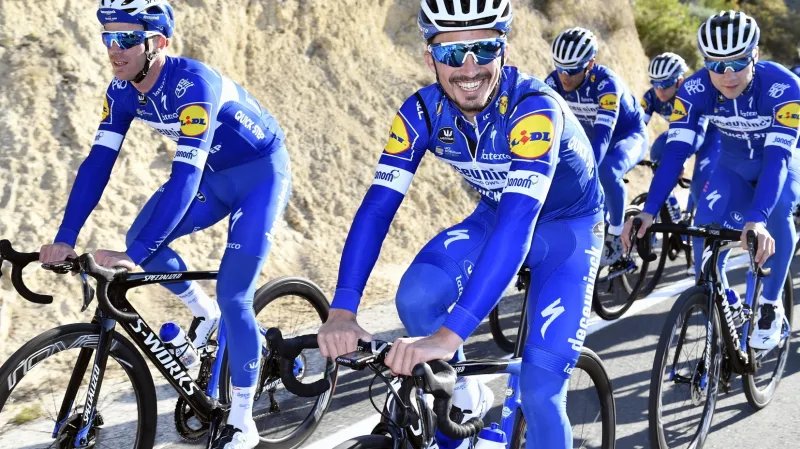 Julian Alaphilippe s týmovými parťáky