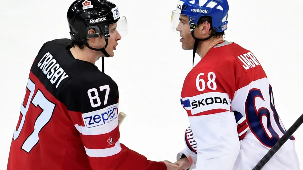 Sidney Crosby si podává ruce s Jaromírem Jágrem