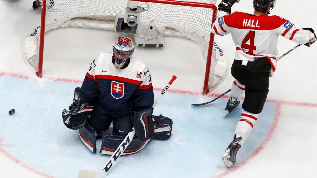 Kanaďan Taylor Hall se raduje z gólu v síti Slovenska