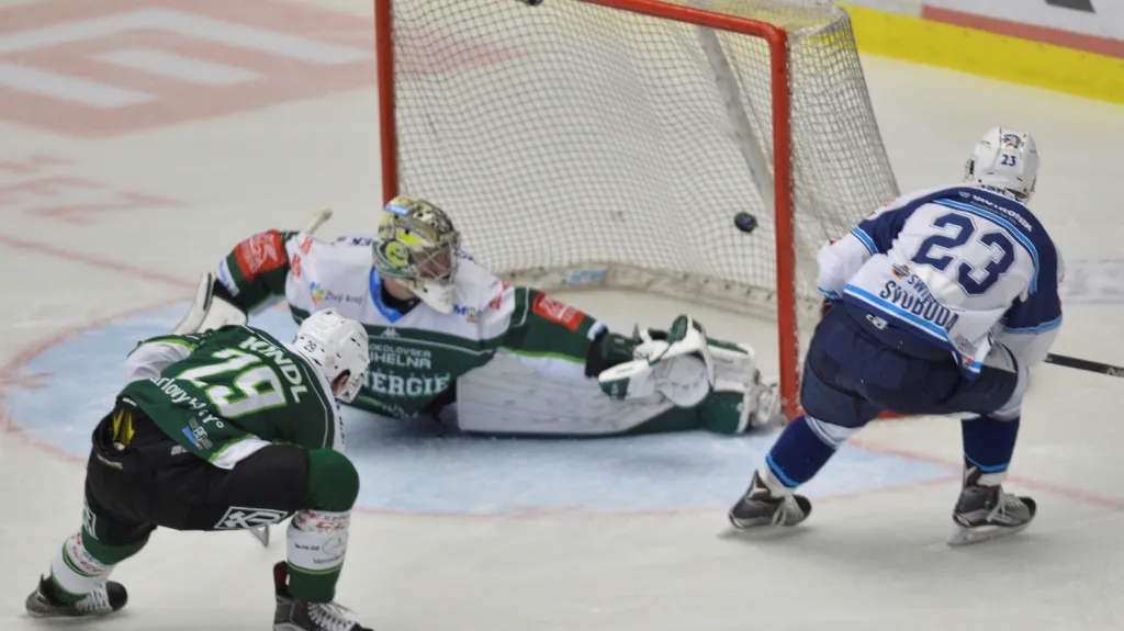 Tomáš Svoboda (vpravo) překonává brankáře Honzíka