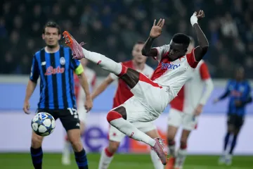 Mbodji ze Slavie v zápase Atalantou Bergamo