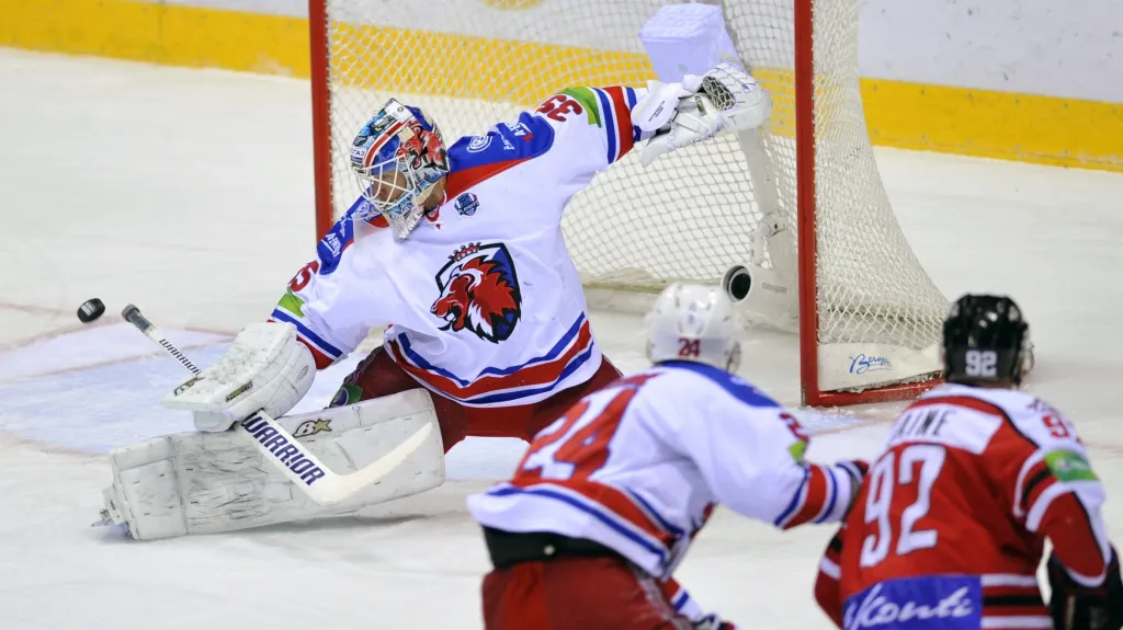 Brankář Lva Praha Petri Vehanen v zápase proti Doněcku