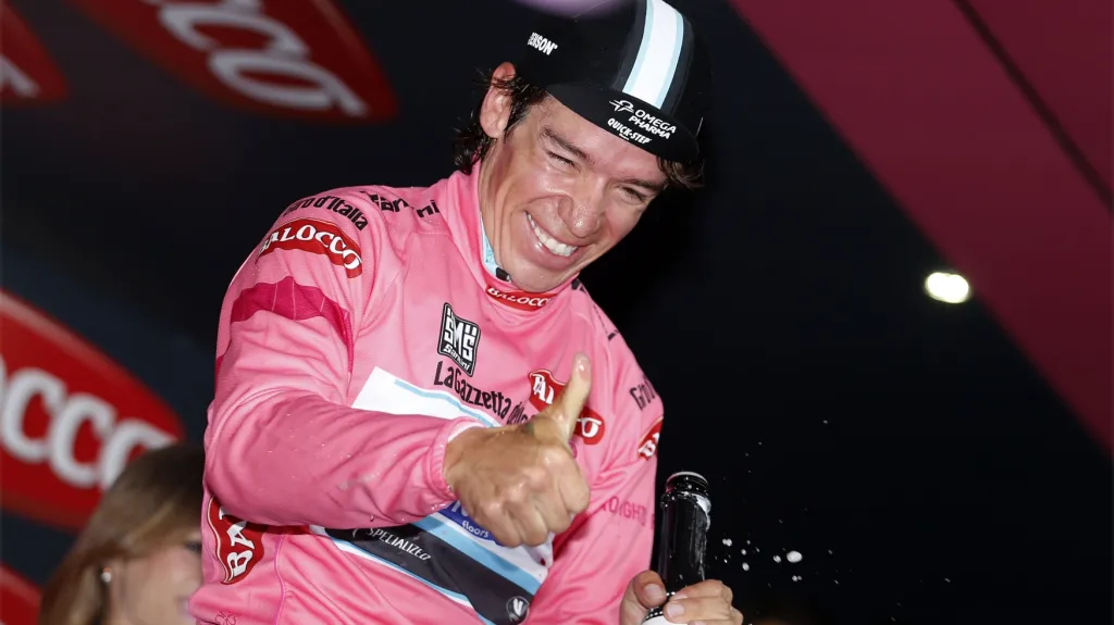 Rigoberto Urán slaví na pódiu v růžovém
