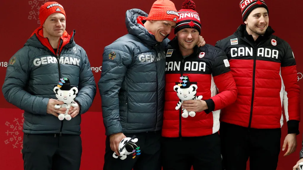 Němci Francesco Friedrich a Thorsten Margis slaví společná zlata s Kanaďany Alexandrem Kopaczem a Justinem Krippsem