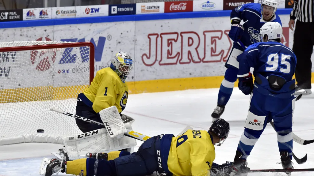 Hokejisté Komety v přípravě dávají gól Zlínu