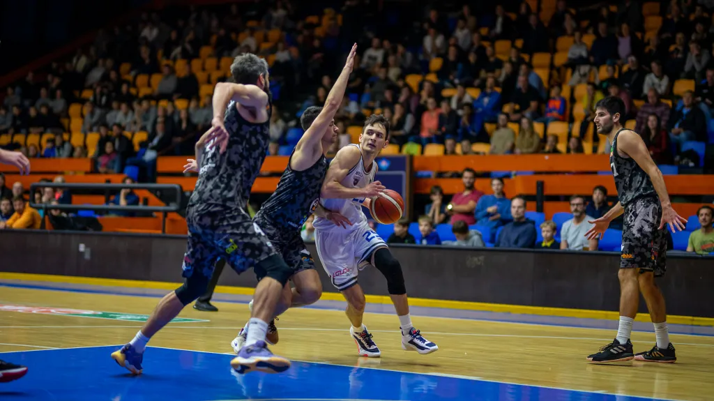 Marek Vyroubal (USK Praha) se snaží prosadit přes obranu Královských sokolů