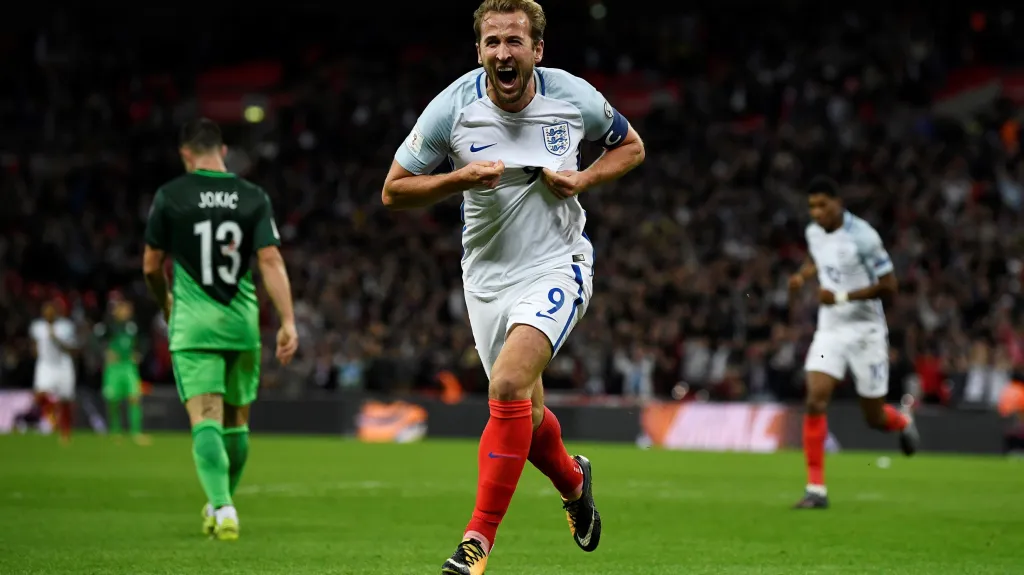 Harry Kane (uprostřed) slaví vítězný gól v utkání proti Slovinsku