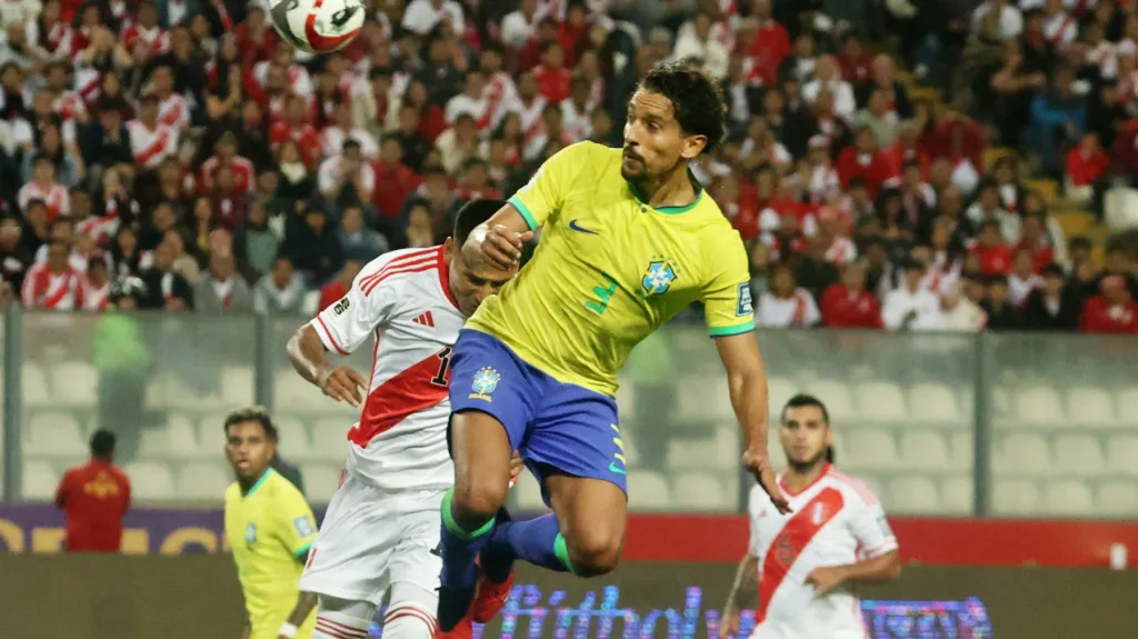 Brazilec Marquinhos skóruje proti Peru