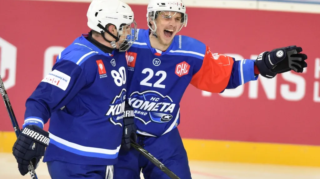 Jan Süss z Brna (vpravo) se raduje z gólu s Danielem Kowalczykem