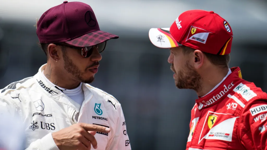 Lewis Hamilton (vlevo) v diskusi se Sebastianem Vettelem
