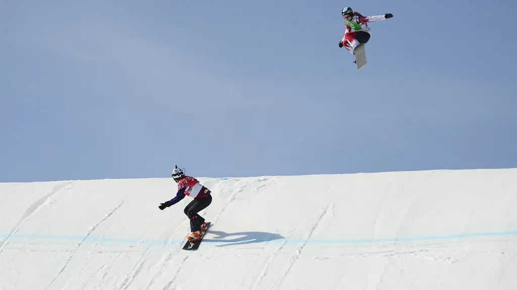 Eva Samková (vpředu) na olympijské trati v Soči