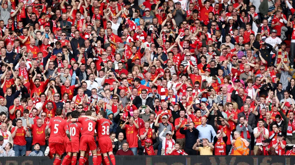 Slavící hráči Liverpoolu před vlastními fanoušky