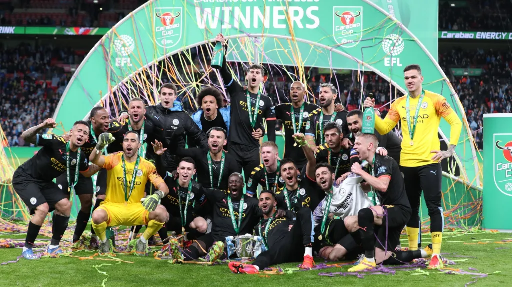 Fotbalisté Manchesteru City se radují z výhry v Ligovém poháru