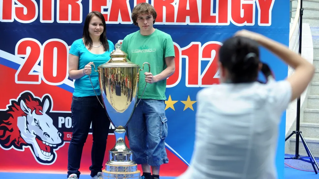 Fanoušci Pardubic se fotili s pohárem