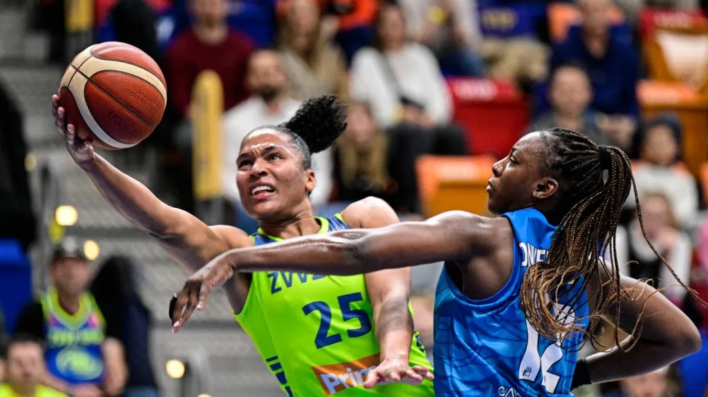 Alyssa Thomasová a Michaela Onyenwereová