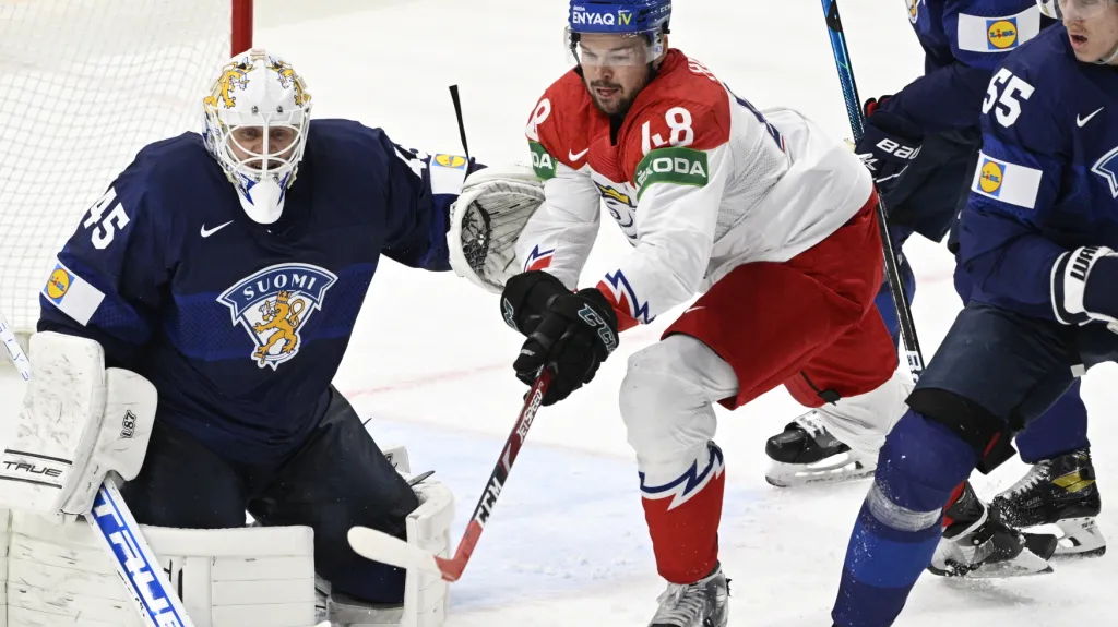 Tomáš Hertl před finskou brankou