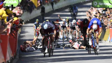 Pád Marka Cavendishe v cíli 4. etapy. Tour končí jak pro něj, tak Petera Sagana