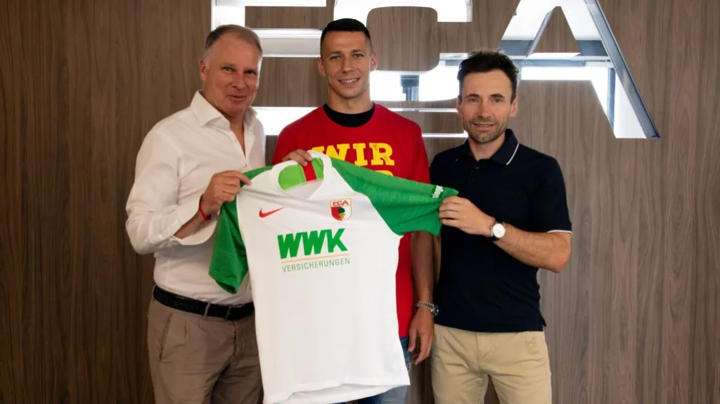 Marek Suchý (uprostřed) s dresem Augsburgu