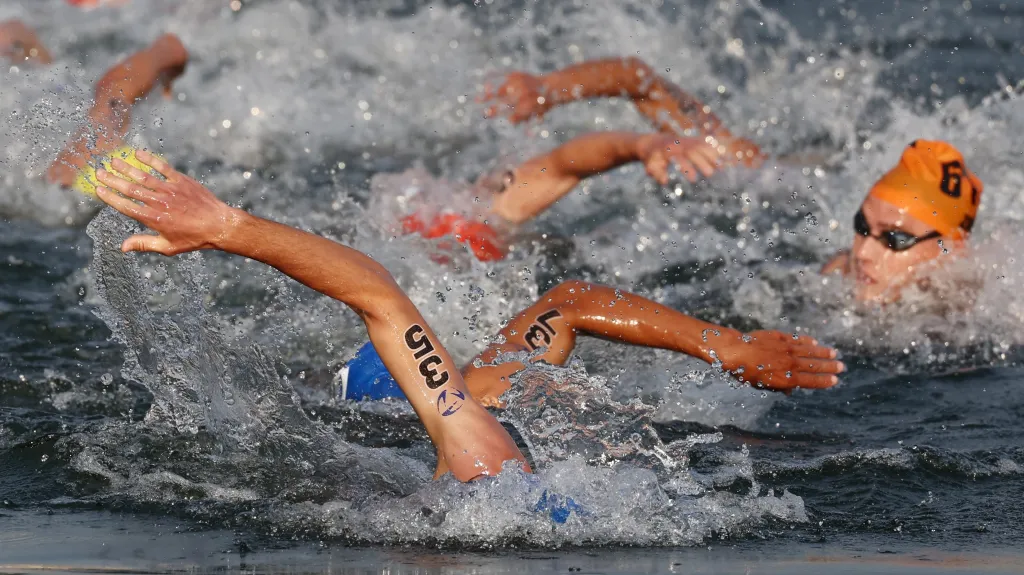 Závod triatlonistů v řece Seině